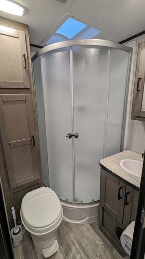 Serviettes fournies, savon, papier toilette