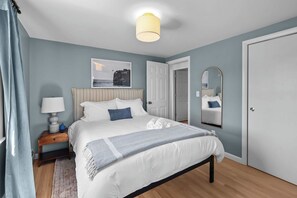 5 bedrooms, iron/ironing board, internet, bed sheets