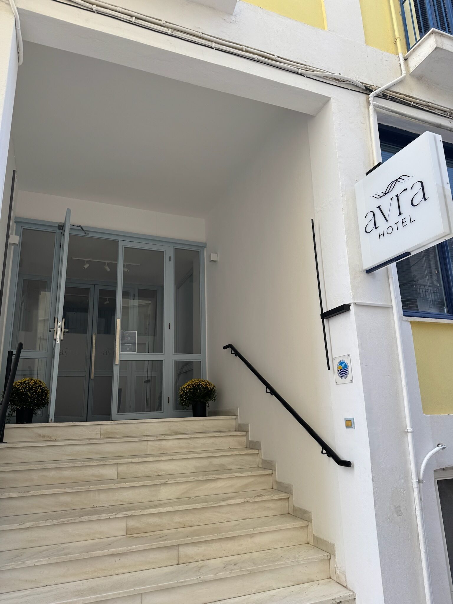 Ein Hotel mit einem zur Glastür führenden Treppenaufgang.