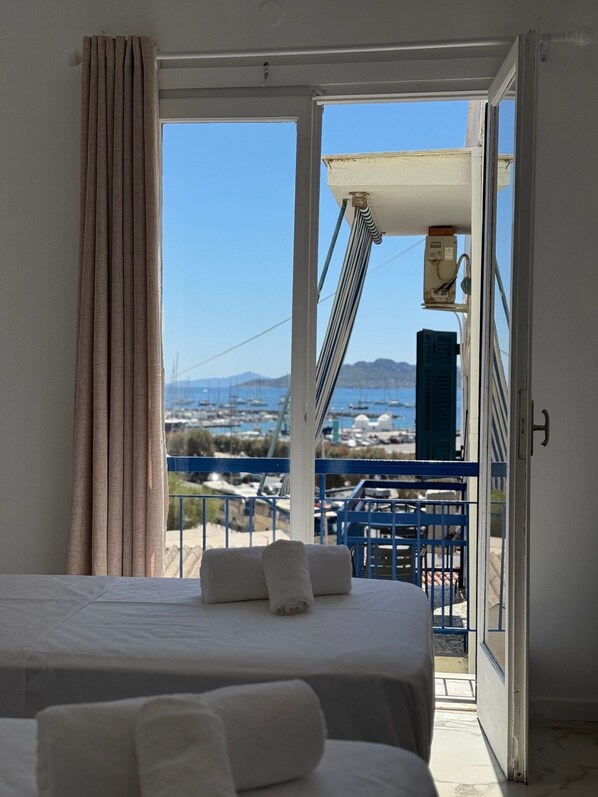 Kamer, 1 twee- of 2 eenpersoonsbedden, airconditioning, uitzicht op haven | Een bureau, gratis wifi