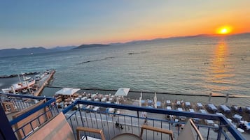 Habitación doble, balcón, vista al mar | Escritorio y wifi gratis