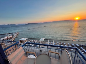 Tweepersoonskamer, balkon, uitzicht op zee | Een bureau, gratis wifi