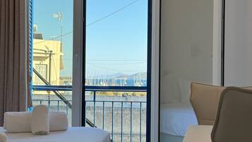 Quarto casal ou duplo, ar-condicionado, vista para o porto | Escrivaninha, Wi-Fi de cortesia