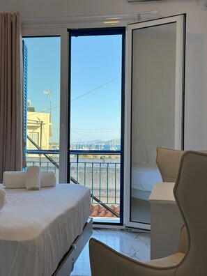 Kamer, 1 twee- of 2 eenpersoonsbedden, airconditioning, uitzicht op haven | Een bureau, gratis wifi