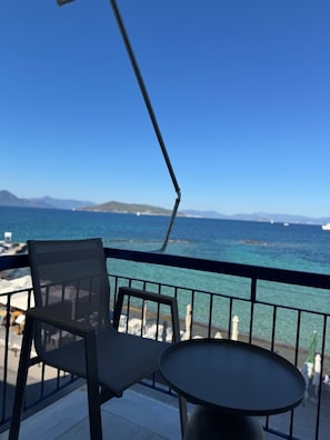 Tweepersoonskamer, balkon, uitzicht op zee | Uitzicht op strand/zee