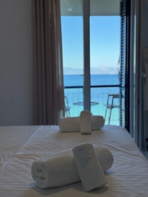 Quarto casal, sacada, vista para o mar | Escrivaninha, Wi-Fi de cortesia