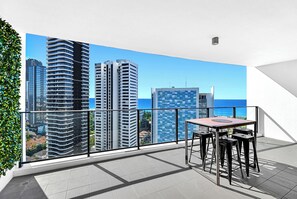 Outdoor dining - Sierra Grand - Level 22 - Oceanside (Broadbeach)