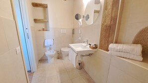 Ducha, secador de pelo, bidet, toallas