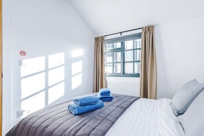 3 bedrooms, iron/ironing board, free WiFi, bed sheets