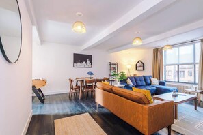 Fernseher, Kamin, Videospiele, Arbeitsbereiche