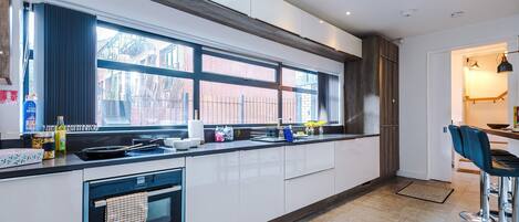 Jääkaappi, mikroaaltouuni, uuni, liesi