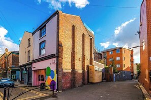 Exterior - Stunning Townhouse | Terrace+ Games+ Free Parking (Manchester)
