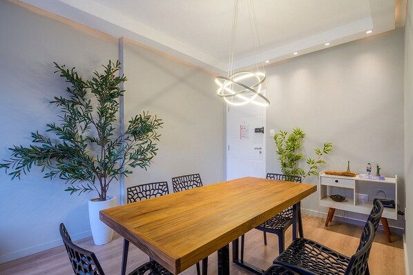 Basic Apartment | Dining