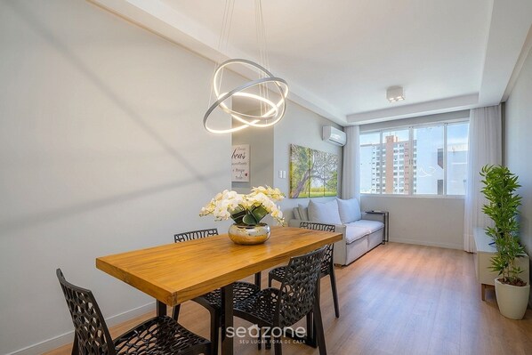 Basic Apartment | Dining