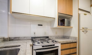 Basic Apartment | Private kitchen | Cookware/dishes/utensils - Charming Apartment in Downtown Floripa Edc402 (Florianópolis)