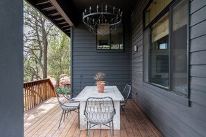 Outdoor dining - Quartz & Flame: Where Style Meets Sedona Serenity (Sedona)
