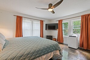 2 bedrooms, desk, iron/ironing board, free WiFi