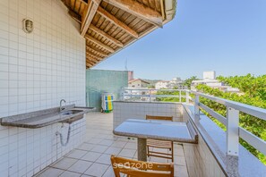 Outdoor dining - Cozy Two-story House Just 120m From the Beach! EDE (Florianópolis)