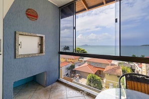 A balcony with a view of the sea and buildings. - Charming Apt With Balcony and Sea View Edj0410 (Florianópolis)
