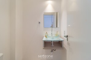 Basic Apartment | Bathroom