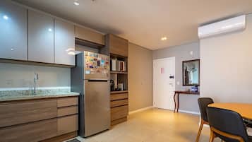 Apartamento | Cozinha privada | Talheres/pratos/utensílios de cozinha