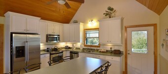 The Turtle Club - One level 4 Bedroom House with Pool, Large Docks, Canal Access