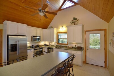 The Turtle Club - One level 4 Bedroom House with Pool, Large Docks, Canal Access