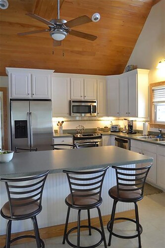 The Turtle Club - One level 4 Bedroom House with Pool, Large Docks, Canal Access