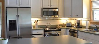 The Turtle Club - One level 4 Bedroom House with Pool, Large Docks, Canal Access