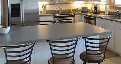 The Turtle Club - One level 4 Bedroom House with Pool, Large Docks, Canal Access