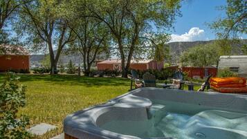 Banyera d'hidromassatge a l'aire lliure