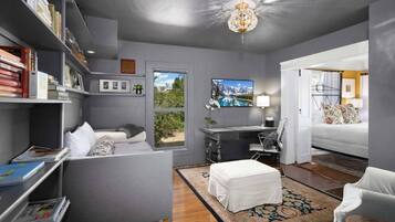 4 slaapkamers, een bureau, een strijkplank/strijkijzer, reisbedje