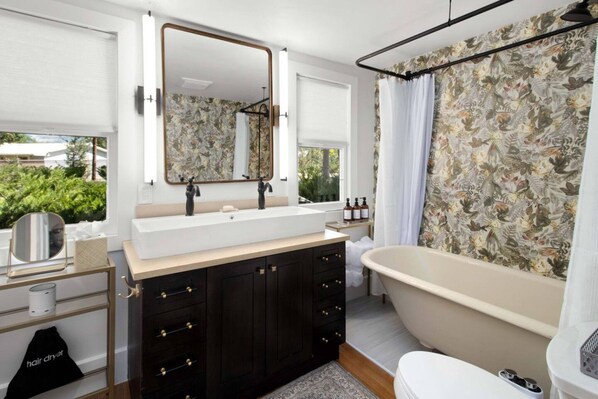 A modern bathroom with a large bathtub, a double sink vanity, and a large mirror. - White Moon Ranch with Panorama River Views (Rifle)