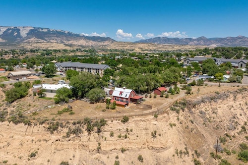 White Moon Ranch with Panorama River Views