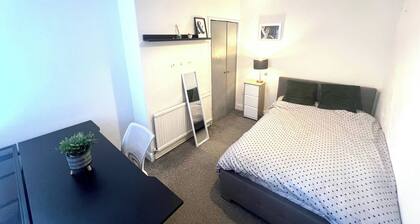 Room-quiet Spacious Room in Salford-sams