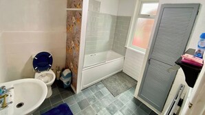Shared Dormitory, 1 Bedroom | Bathroom - Room-quiet Spacious Room in Salford-sams (Salford)