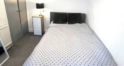 Room-quiet Spacious Room in Salford-sams