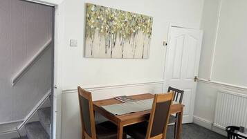 Shared Dormitory, 1 Bedroom | Dining room