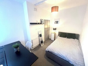 Room - Room-quiet Spacious Room in Salford-sams (Salford)