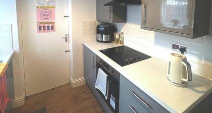 Room-quiet Spacious Room in Salford-sams