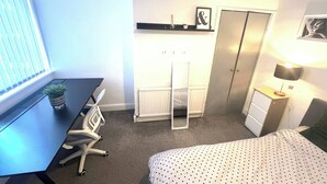 Shared Dormitory, 1 Bedroom - Room-quiet Spacious Room in Salford-sams (Salford)