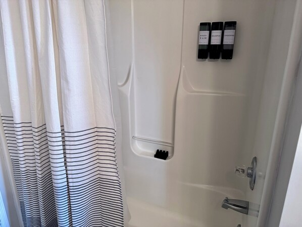 Douche, sèche-cheveux, serviettes fournies, savon