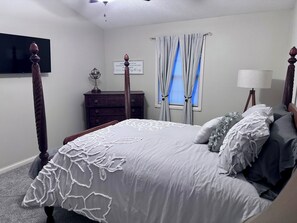 2 habitaciones, escritorio, tabla de planchar con plancha y wifi gratis 