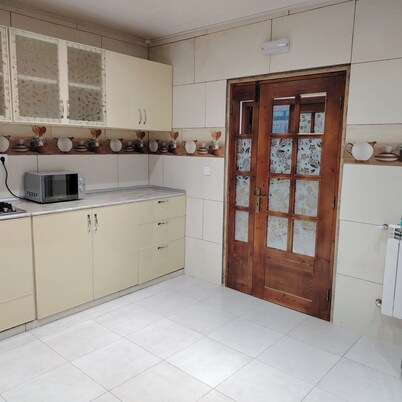 Lovely sunny f3 apartment with parking garage.