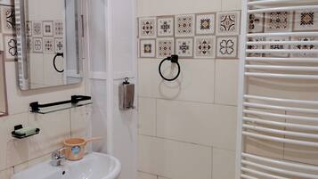 Een douche, een haardroger, handdoeken, zeep