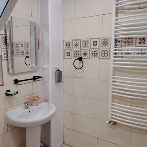 Doccia, asciugacapelli, asciugamani, sapone