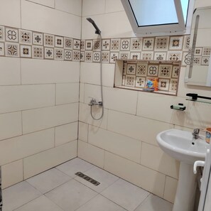 Doccia, asciugacapelli, asciugamani, sapone