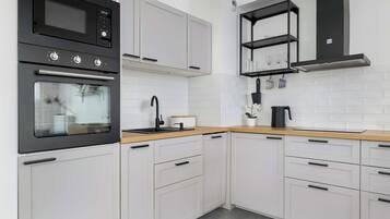 Kjøleskap, mikrobølgeovn, ovn og kokeplater