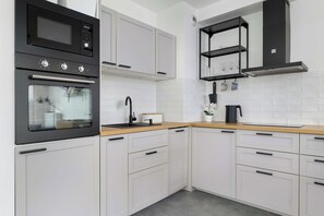 Kühlschrank, Mikrowelle, Ofen, Herdplatte