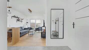 Una televisión, una oficina